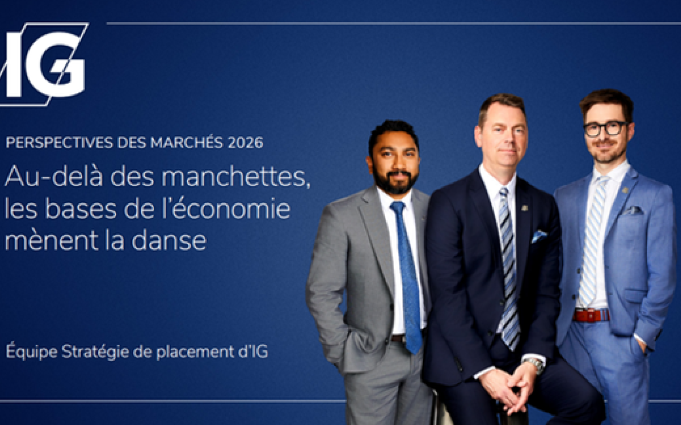 Trois personnes debout posant pour une photo