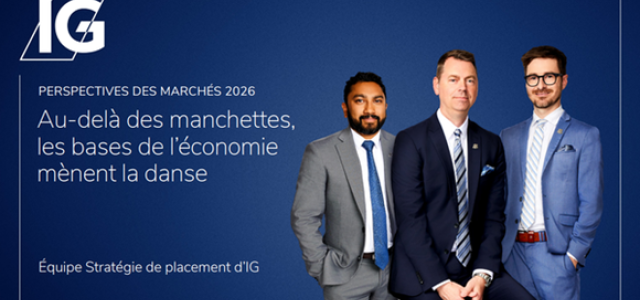 Trois personnes debout posant pour une photo